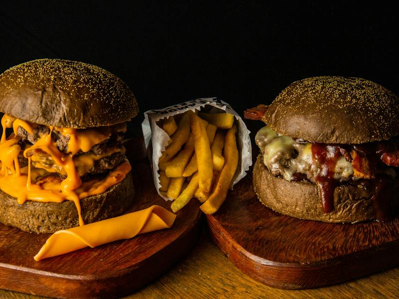 Burgers à Sydney: oublie les chaînes et va dans un publocal pour trouver des burgers succulents à moindre coût!