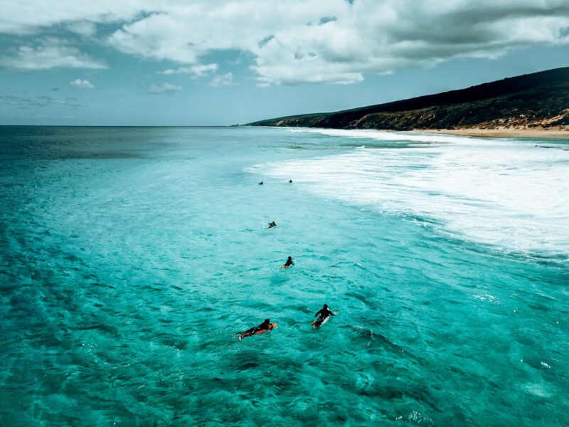 Surfer à Yallingup Beach en Australie
