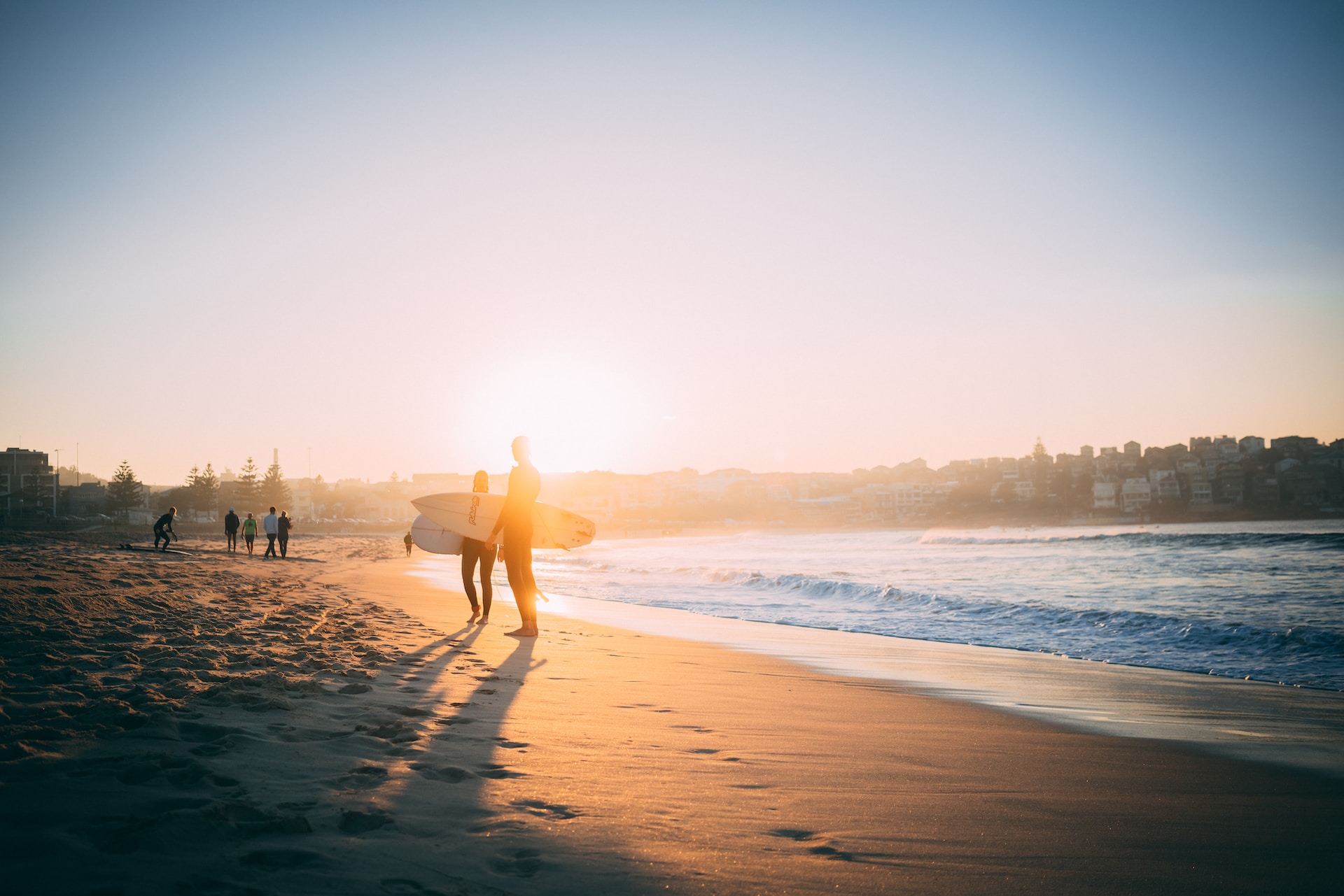 Surfeurs au coucher du soleil sur la plage de Bondi Beach en Australie