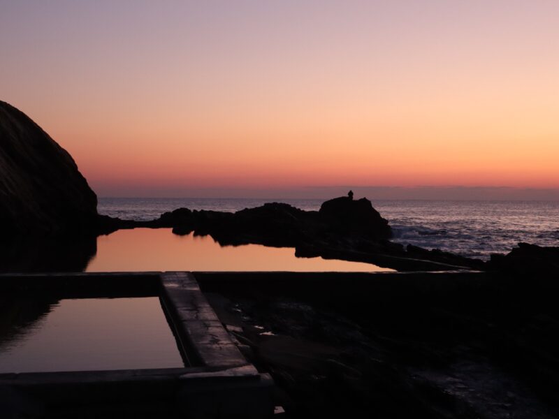 La Blue Pool de Bermagui au lever du soleil