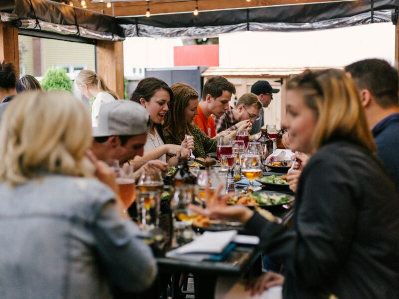 évènement interne en hôtellerie de luxe en Australie : corporate party au restaurant pour célébrer un heureux évènement après le travail 