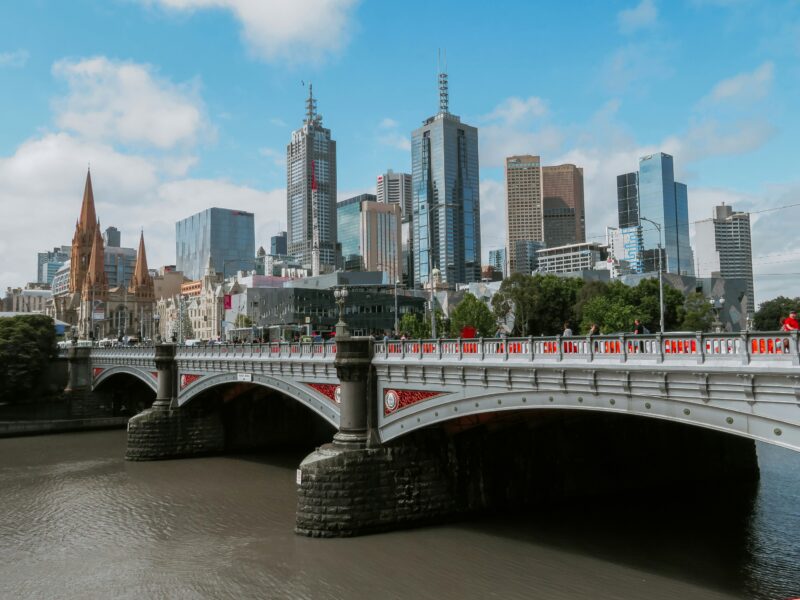 melbourne et ses gratte-ciel : autant d'opportunités pour trouver du travail au sein d'un hôtel de luxe en Australie