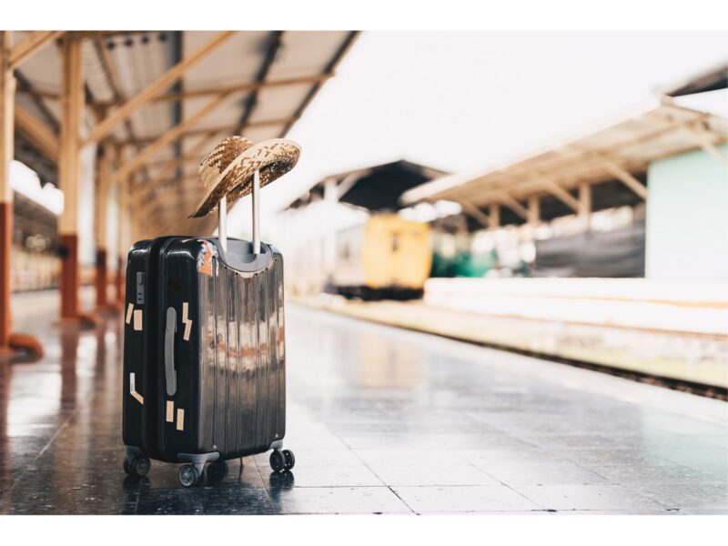 valise sur le quai d'une gare abandonnée sans surveillance : mauvaise idée pour stocker ses affaires en Australie