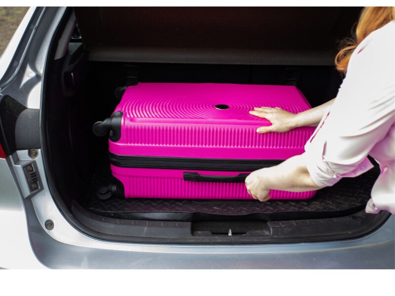 valise stockée dans le coffre d'une voiture en Australie